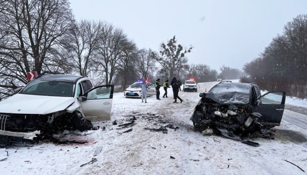 На Рівненщині зіткнулися Mitsubishi та Mercedes - травмовані троє дорослих і двоє дітей