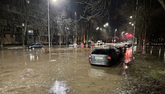 На столичній Борщагівці прорвало каналізацію - затоплена вулиця