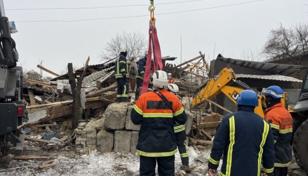 У Змієві на місці удару РФ завершили пошукові роботи, з-під завалів витягли тіло загиблої