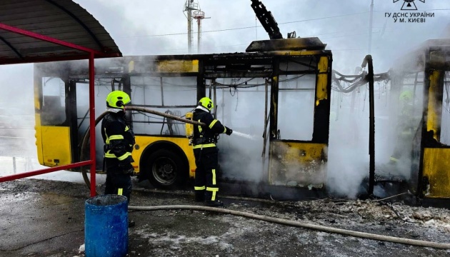 У Києві на ходу загорівся тролейбус: попередня версія - підпал
