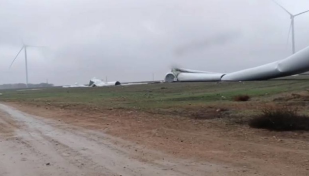 На Одещині шквал завалив вітрогенератор