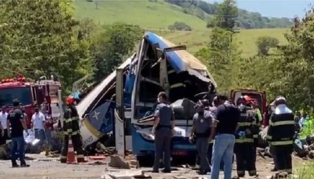 У Бразилії туристичний автобус зіткнувся з вантажівкою - 25 загиблих