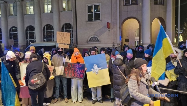 Stop Russian Terror: Miles de personas se manifiestan en Varsovia exigiendo más ayuda de la UE para Ucrania