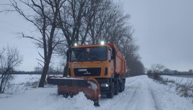 Майже на всіх дорогах Миколаївщини відновили рух вантажівок та автобусів