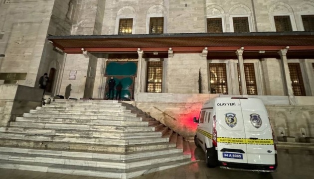 У Стамбулі чоловік з ножем напав на людей у мечеті, є поранені
