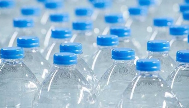 Вода в пляшках містить у 100 разів більше наночастинок пластику, ніж вважалося раніше