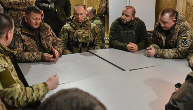 Military commanders visit Ukrainian positions in Kupiansk sector