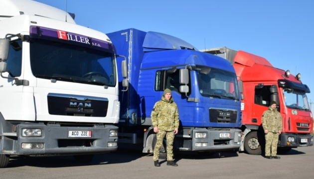 Прикордонники Закарпаття отримали три вантажівки від чеських благодійників