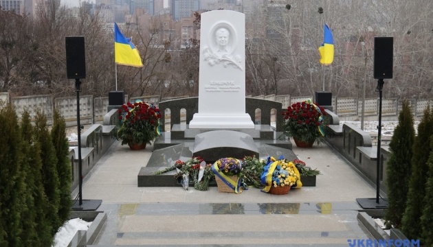 На Байковому кладовищі у Києві відкрили меморіал Кравчуку