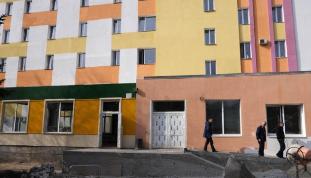 На Житомирщині відновлюють лікарню, яка постраждала від російських обстрілів