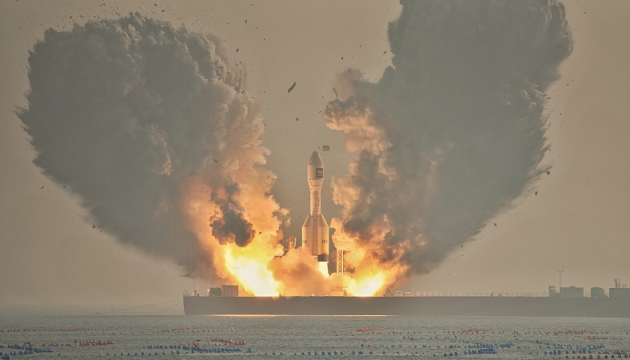 Китай запустив у космос найпотужнішу у світі твердопаливну ракету