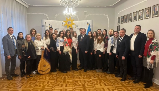 До Посольства у Польщі завітали колядники з української школи