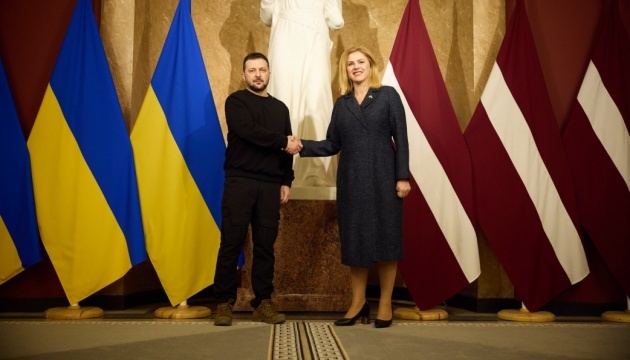 Zełenski rozmawiał z szefową łotewskiego rządu o dalszej pomocy dla Ukrainy

