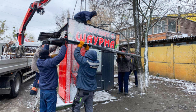 Пересувна торгівля і пам’ятники СРСР: у Києві демонтували майже 5000 незаконних об’єктів за рік