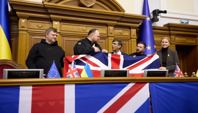 Сунак подарував Раді прапор Сполученого Королівства, підписаний усіма членами уряду Британії