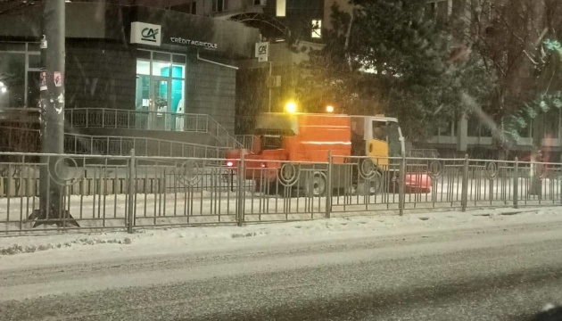 У Києві на дорогах працюють 242 одиниці снігоприбиральної техніки