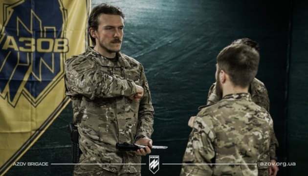 Командир бригади «Азов» нагородив бійців іменними ножами