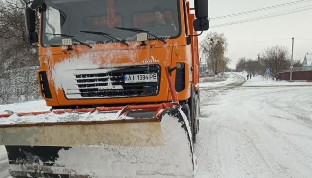 Сніг і ожеледиця: в Агентстві відновлення розповіли, який стан проїзду на дорогах державного значення