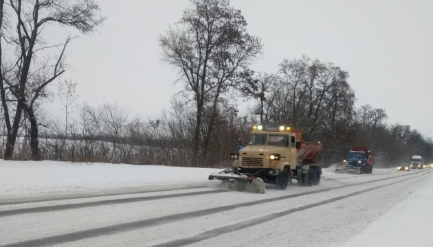 На Київщині дороги від снігу чистять 192 одиниці спецтехніки