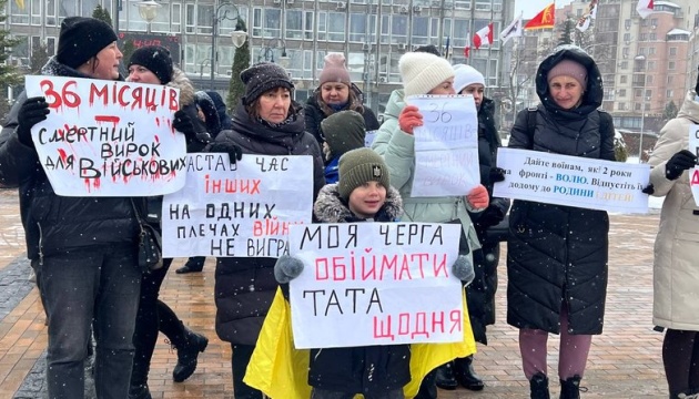 ウクライナ中部の都市で兵士の動員解除を求める集会開催