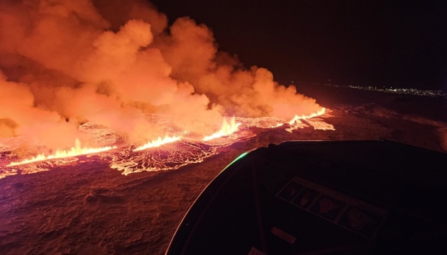 В Ісландії після виверження вулкана лава досягла міста, загорілися будинки