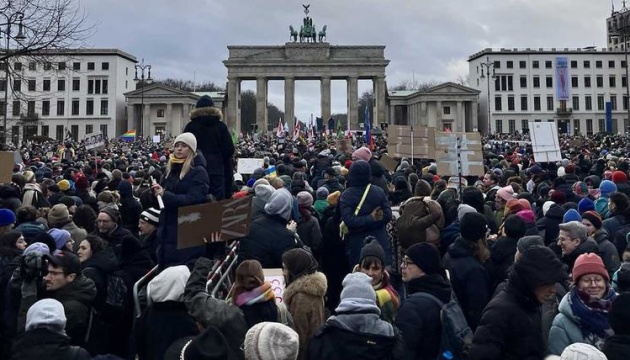 У Берліні тисячі людей протестували проти правих радикалів 