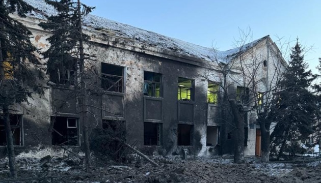 Росіяни за добу чотири рази обстріляли Курахове на Донеччині, пошкоджений ліцей