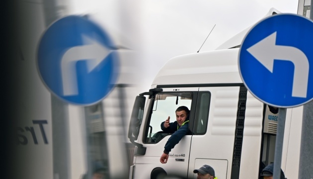 Romanian farmers block truck traffic through two checkpoints