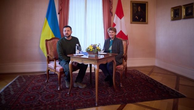 Viola Amherd et Volodymyr Zelensky se sont entretenus au sujet d’un nouveau sommet international sur la reconstruction de l’Ukraine