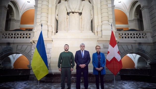 Volodymyr Zelensky reçu par les présidents du Conseil national Suisse et du Conseil des États