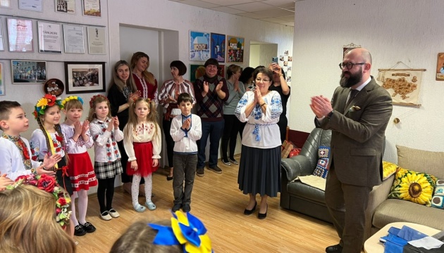 Учні української школи «Надія» у Таллінні заспівали колядки та щедрівки для посла України