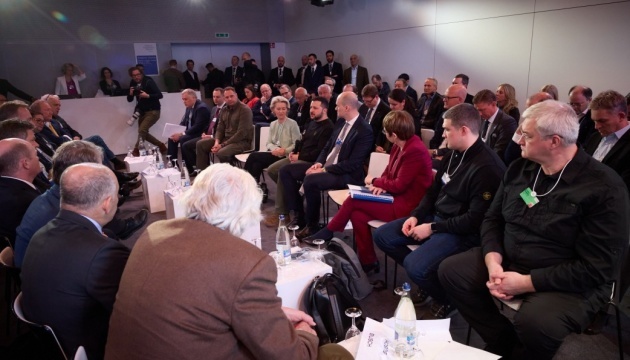 W Davos Zełenski zaprosił wielki biznes do inwestowania i odbudowy Ukrainy

