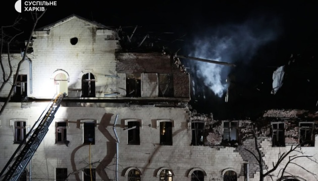 Aumenta a 17 el número de víctimas del bombardeo ruso a Járkiv, el hospital resulta dañado