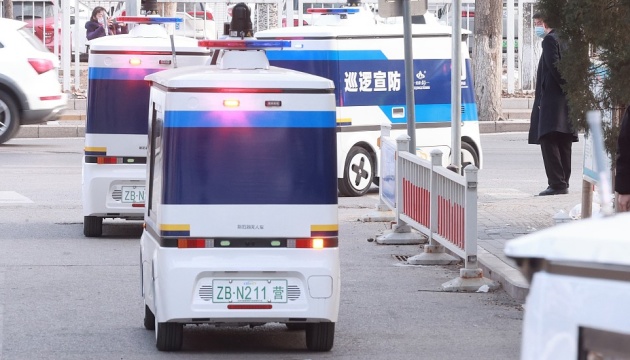 У Пекіні почали тестувати безпілотні поліцейські електрокари