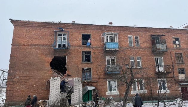 Kupjansk: Der Feind trifft ein Mehrfamilienhaus, eine Tote, zwei Verletzte