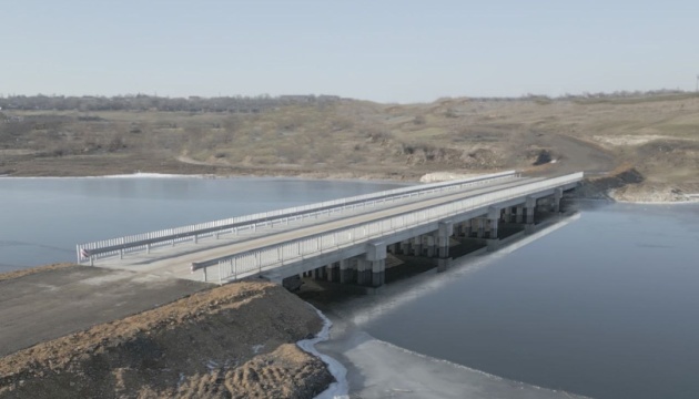 Reconstruido el puente destruido tras la voladura de la presa de la central hidroeléctrica de Kajovka en la región de Mykoláiv