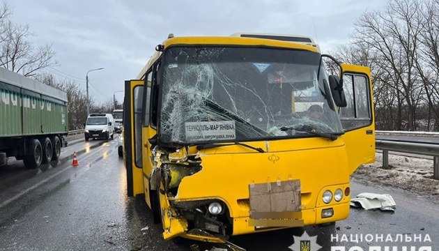 На Тернопільщині маршрутка зіткнулася з двома вантажівками - восьмеро травмованих