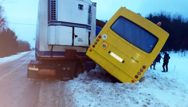 На Чернігівщині шкільний автобус потрапив у ДТП, є постраждалі