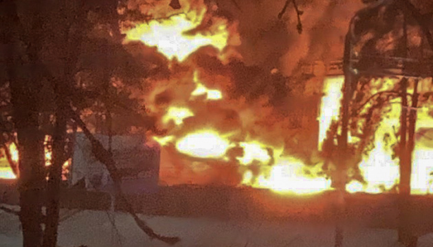 In russischer Region Brjansk brennt ein Öllager – Behörden melden Drohnenangriffe 