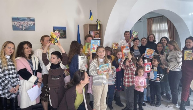 В Українській школі в Тунісі відкрили бібліотеку для дітей