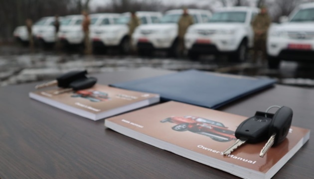 Військовим на Донеччині передали 10 автомобілів