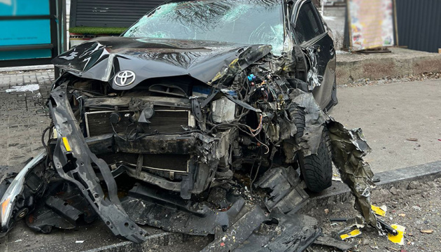 У Києві «Тойота» влетіла в легковик та автобус: загинув чоловік, що був на зупинці