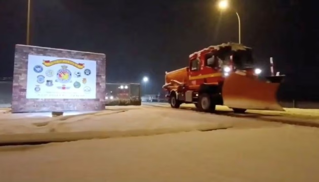 На дорогах Іспанії через снігопад застрягли 600 авто, на допомогу відправили армію