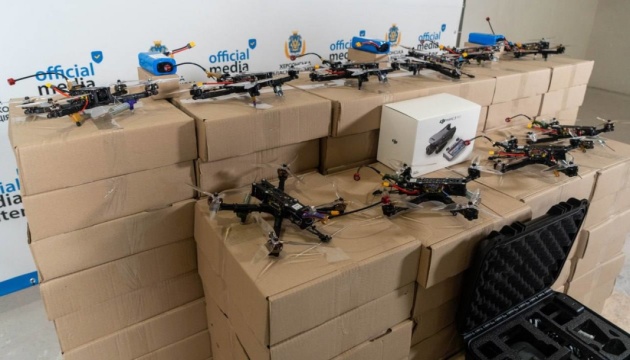 Громади Херсонщини передали захисникам 100 FPV-дронів