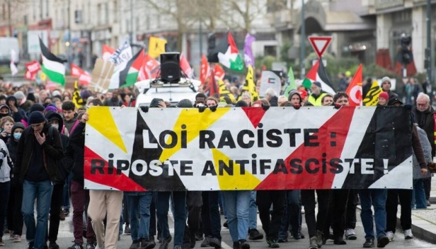 На демонстрації проти імміграційного закону у Франції вийшли 150 тисяч людей