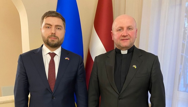 Посол обговорив з душпастирем УГКЦ діяльність українських організацій у Латвії