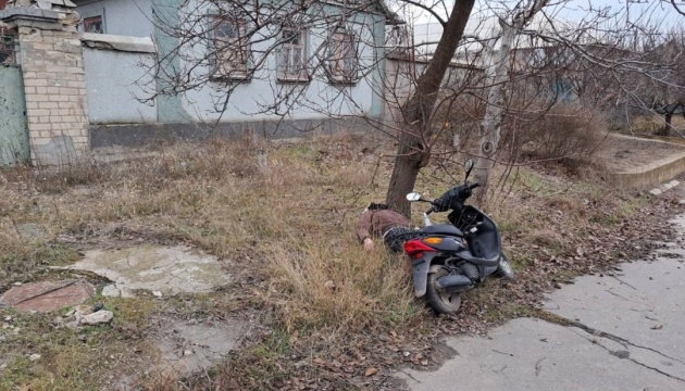 У Бериславі військові РФ скинули вибухівку на мотоцикліста