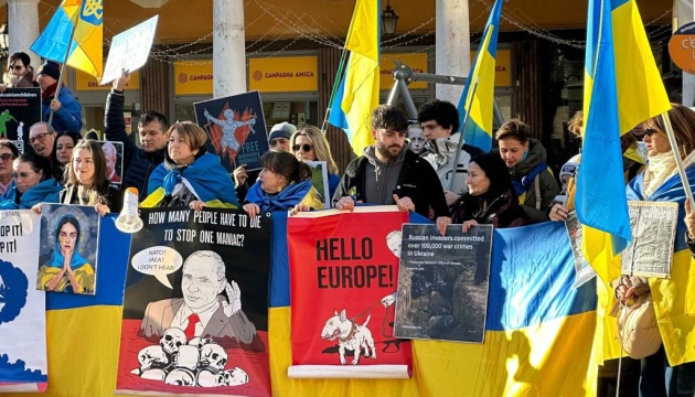 Українці провели в італійській Модені акцію проти пропагандистського заходу про Маріуполь