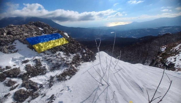 Activists raise Ukrainian flag on mountain peak in Crimea