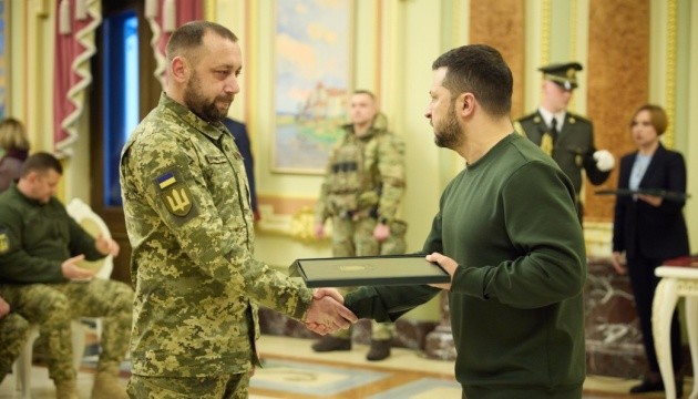 Зеленський вручив нагороди військовим і цивільним з нагоди Дня Соборності